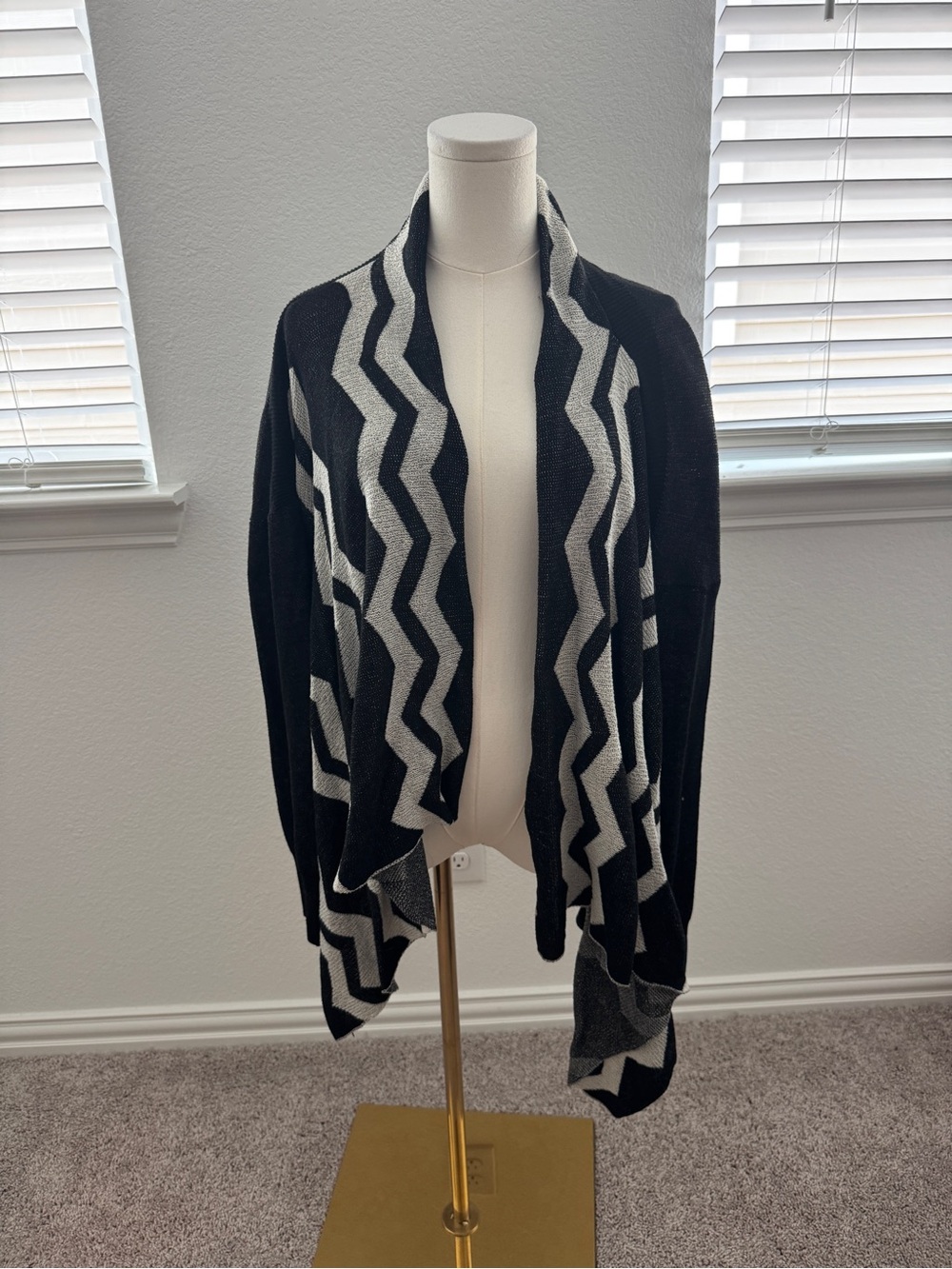 Love Culture Black & White Zigzag Open-Front Women's Sweater Cardigan